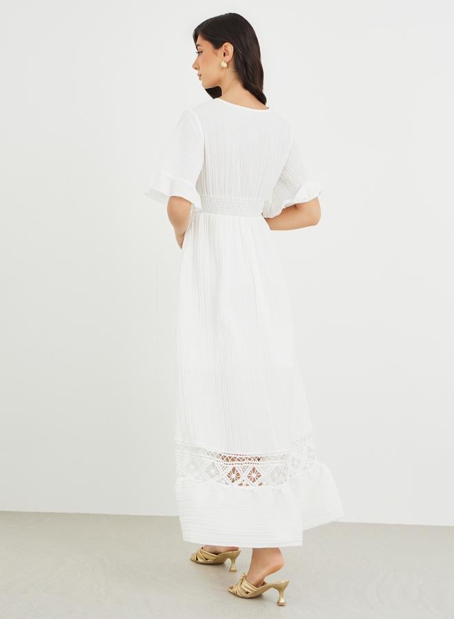 ستايلي فستان ماكسي بأكمام قصيرة بتفاصيل دانتيل - Image 5