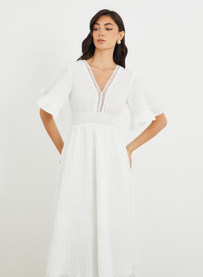 ستايلي فستان ماكسي بأكمام قصيرة بتفاصيل دانتيل - Image 3