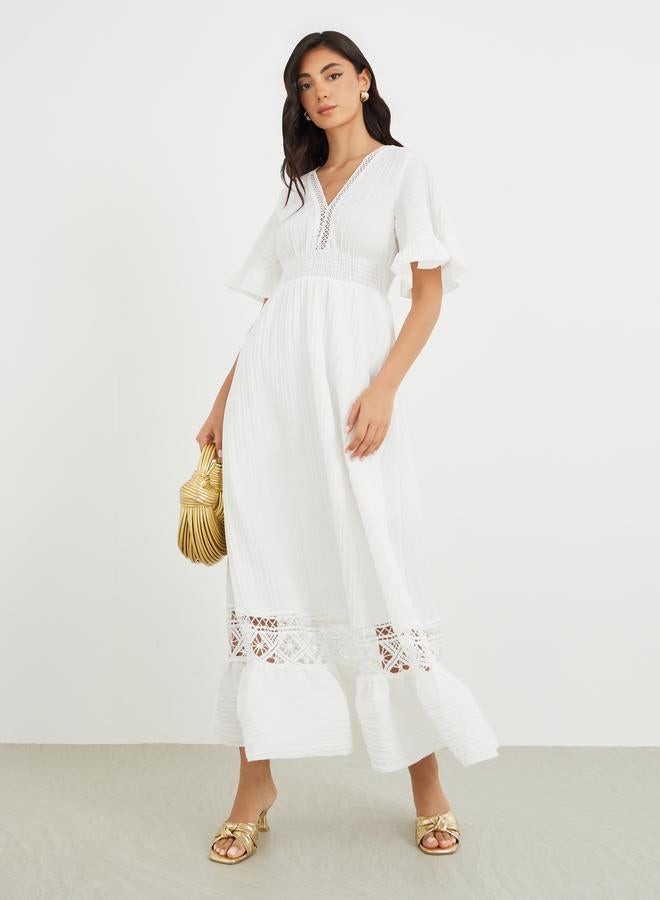 ستايلي فستان ماكسي بأكمام قصيرة بتفاصيل دانتيل - Image 2