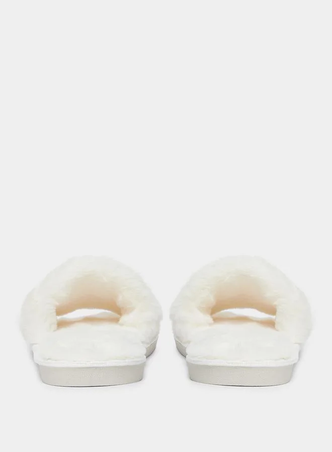 تايك تو شبشب سادة مزين بقلب