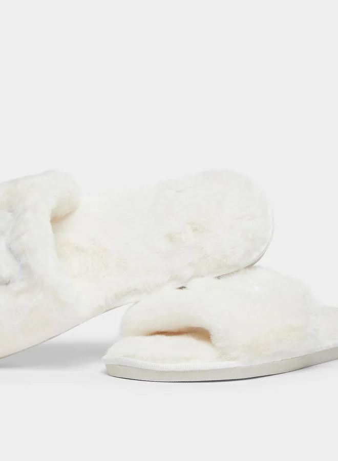 تايك تو شبشب سادة مزين بقلب