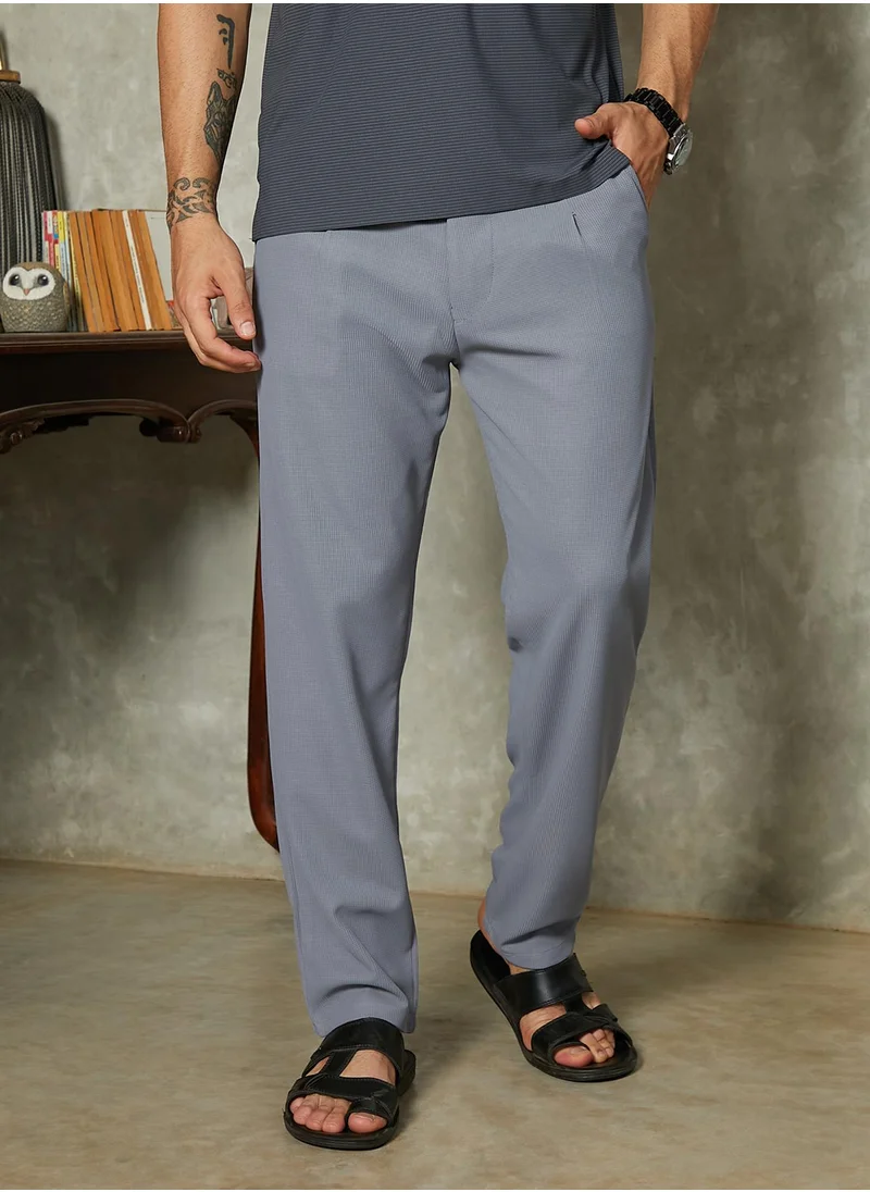 كامبوس سوترا Campus Sutra Men's Coin Grey Micro-Waffle Chino Trousers For Casual Wear | Mid-Rise | Regular Fit | Drawstring Closure | Trousers Crafted With Comfort Fit For Everyday Wear