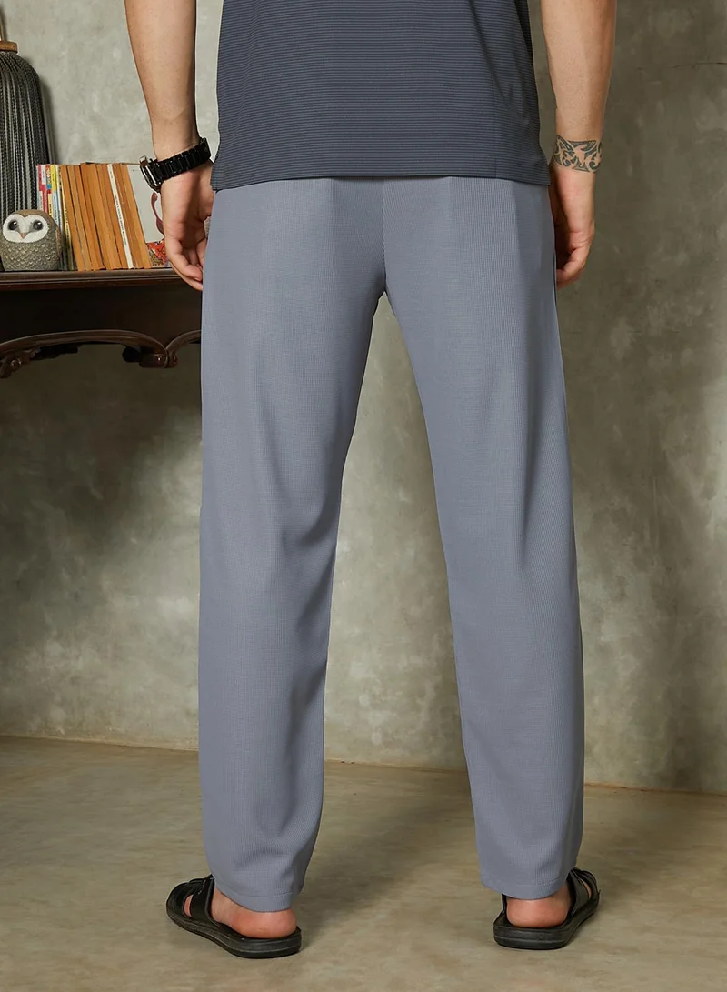 Campus Sutra Campus Sutra Men's Coin Grey Micro-Waffle Chino Trousers For Casual Wear | Mid-Rise | Regular Fit | Drawstring Closure | Trousers Crafted With Comfort Fit For Everyday Wear