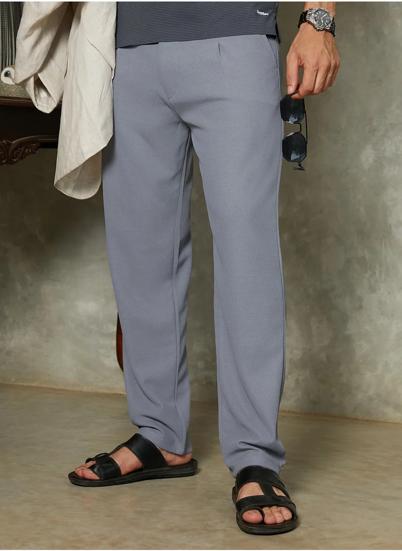 كامبوس سوترا Campus Sutra Men's Coin Grey Micro-Waffle Chino Trousers For Casual Wear | Mid-Rise | Regular Fit | Drawstring Closure | Trousers Crafted With Comfort Fit For Everyday Wear