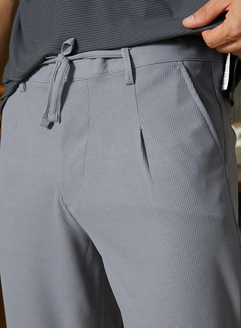 Campus Sutra Campus Sutra Men's Coin Grey Micro-Waffle Chino Trousers For Casual Wear | Mid-Rise | Regular Fit | Drawstring Closure | Trousers Crafted With Comfort Fit For Everyday Wear