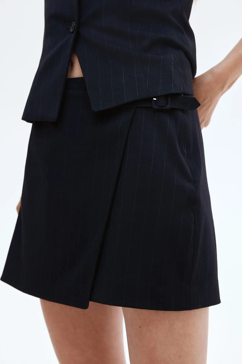 اتش اند ام تنورة بشورت داخلي بتصميم ملفوف