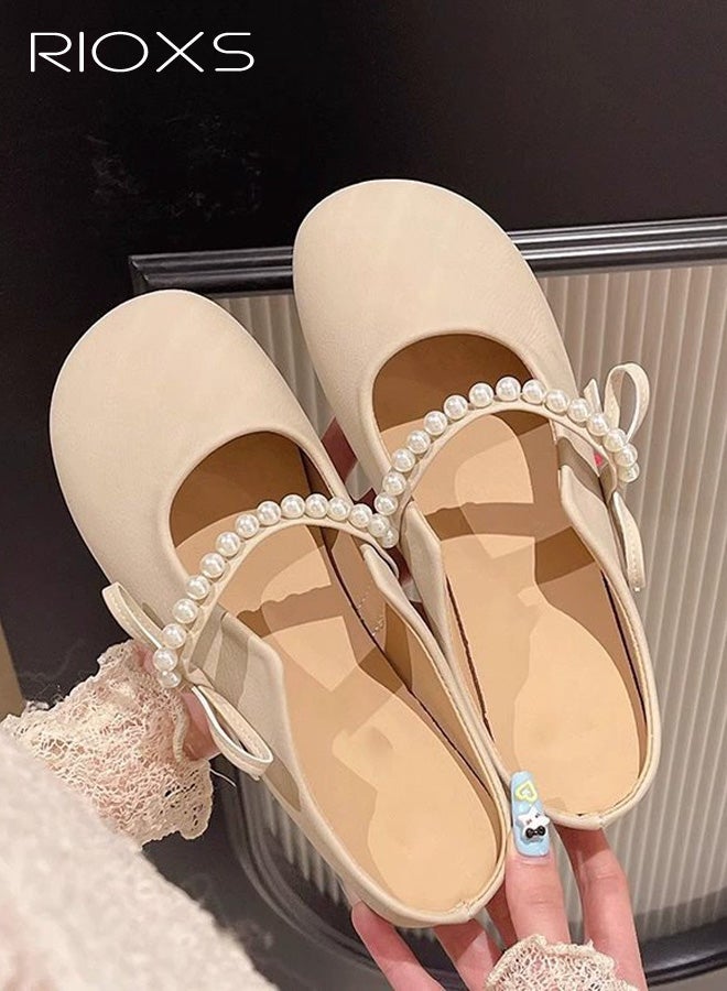 ريوكس أحذية ميول نسائية، أحذية ماري جين أنيقة مزينة بحلقة خطافية من اللؤلؤ وعقدة فيونكة، أحذية فلات صيفية ناعمة ومغلقة بمقدمة مستديرة مكشوفة الأصابع، صنادل كاجوال مكشوفة الظهر، مناسبة للسفر والتنقل، باللون البيج. - Image 1
