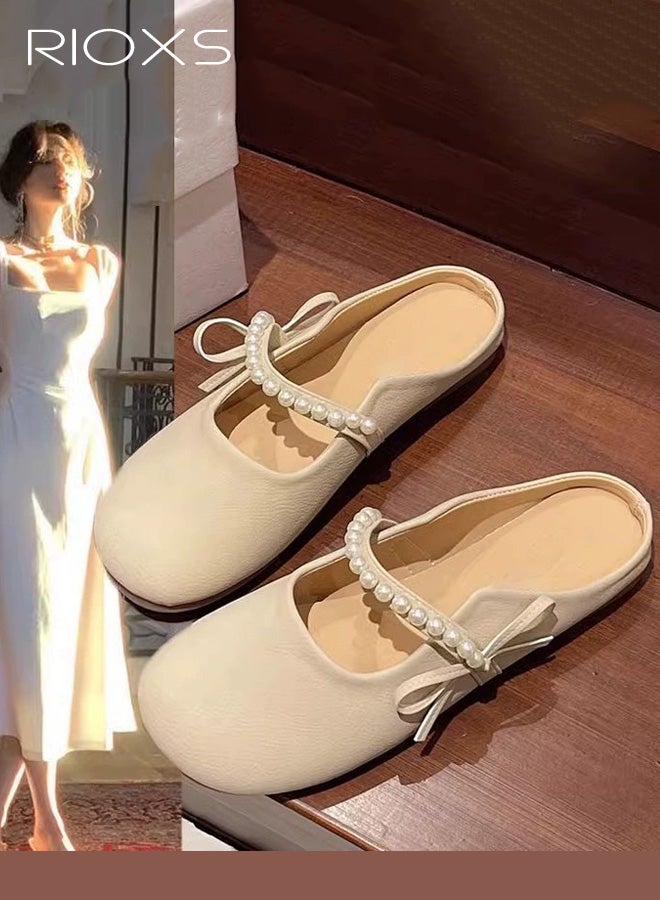 ريوكس أحذية ميول نسائية، أحذية ماري جين أنيقة مزينة بحلقة خطافية من اللؤلؤ وعقدة فيونكة، أحذية فلات صيفية ناعمة ومغلقة بمقدمة مستديرة مكشوفة الأصابع، صنادل كاجوال مكشوفة الظهر، مناسبة للسفر والتنقل، باللون البيج. - Image 4