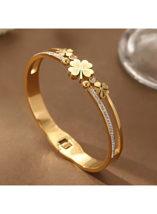 اتش اس سوار واحد مطلي بالذهب عيار 18 قيراطًا، مزين بزهرة البرسيم الرباعية، مصنوع من الزركونيا الصناعية عالية الجودة، هدية مثالية لعيد الأم أو هدية عائلية. - Image 4