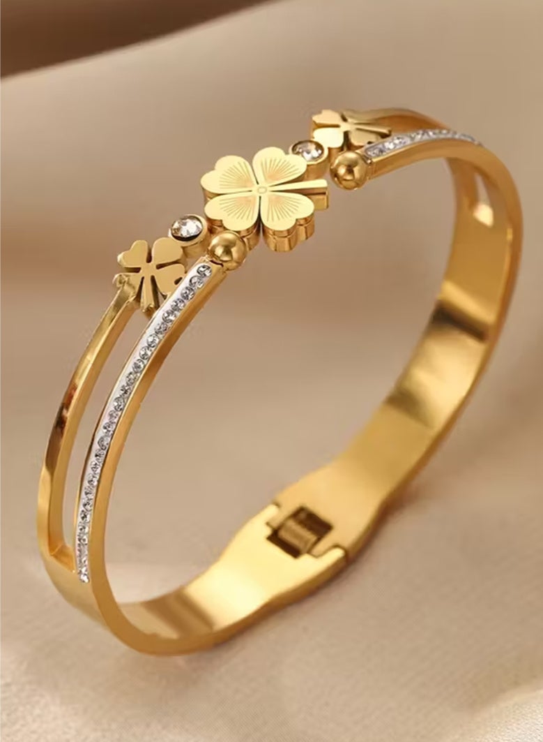 اتش اس سوار واحد مطلي بالذهب عيار 18 قيراطًا، مزين بزهرة البرسيم الرباعية، مصنوع من الزركونيا الصناعية عالية الجودة، هدية مثالية لعيد الأم أو هدية عائلية. - Image 1