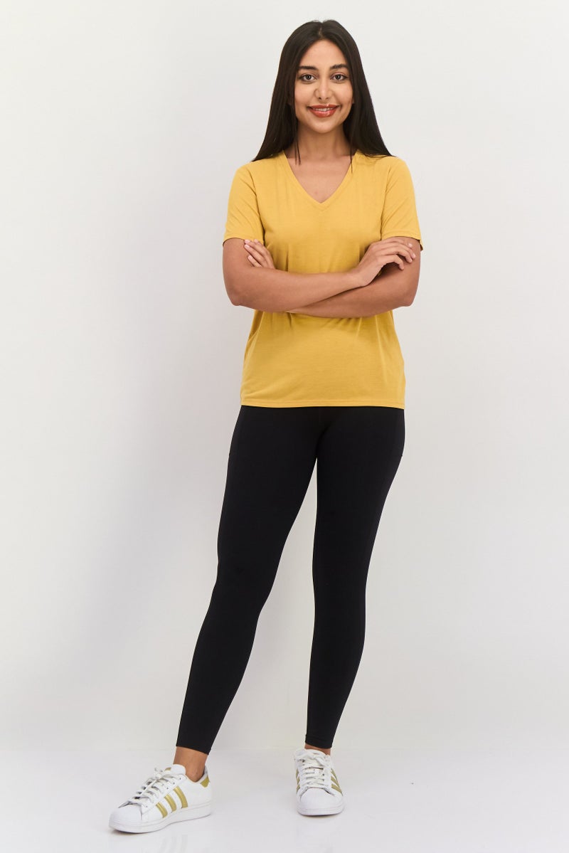 SKECHERS تي شيرت رياضي نسائي قصير الأكمام في الهواء الطلق، خردل - Image 4
