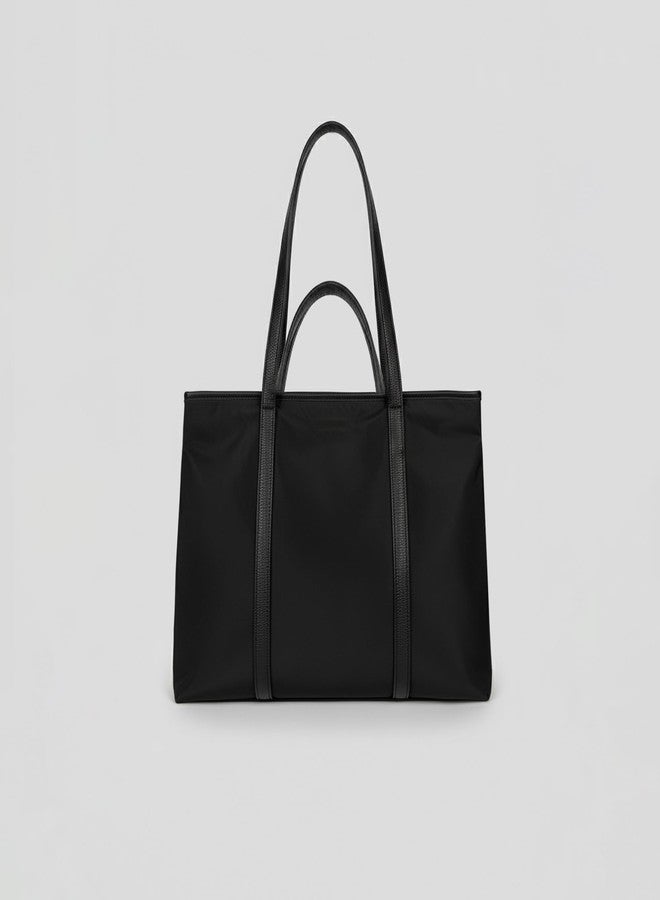 أكسيسورايز حقيبة يد نسائية سوداء من النايلون من أكسسورايز لندن | حقيبة كتف مقاومة للماء | حقيبة يد أنيقة وعملية للسفر - Image 5