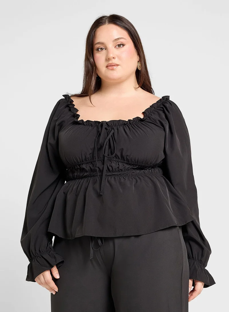 جينجر بلس بلوزة بأكمام منفوشة وياقة قلب