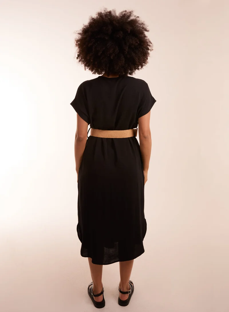 بلو فانيلا فستان ميدي بياقة على شكل حرف  وحزام