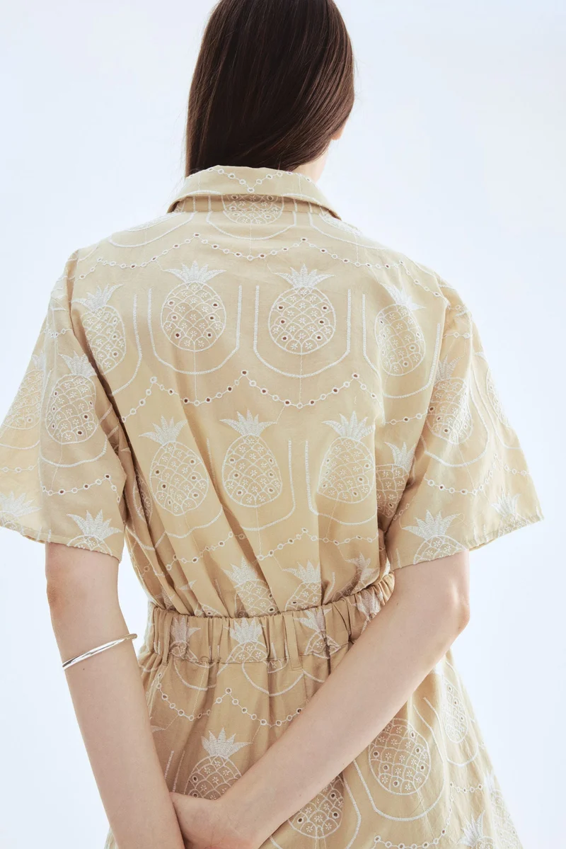 اتش اند ام شورت مزيّن بتطريزات انجليزية