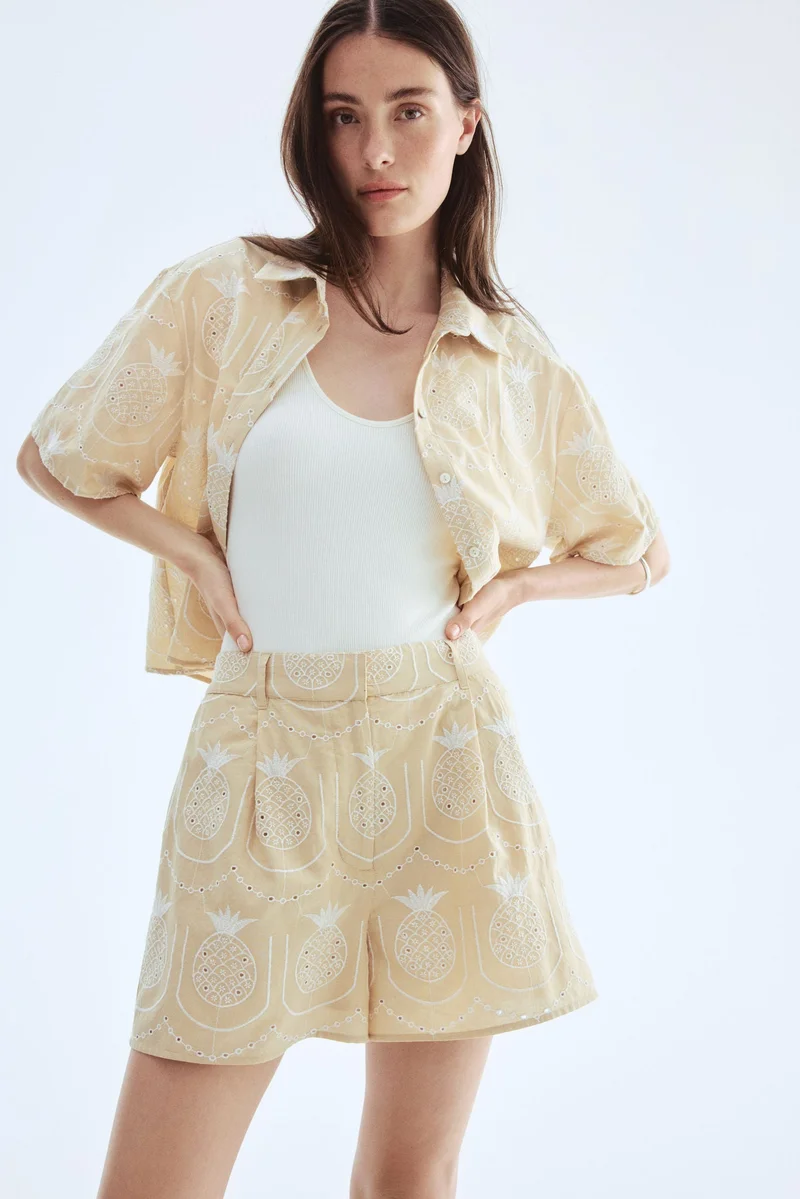 اتش اند ام شورت مزيّن بتطريزات انجليزية