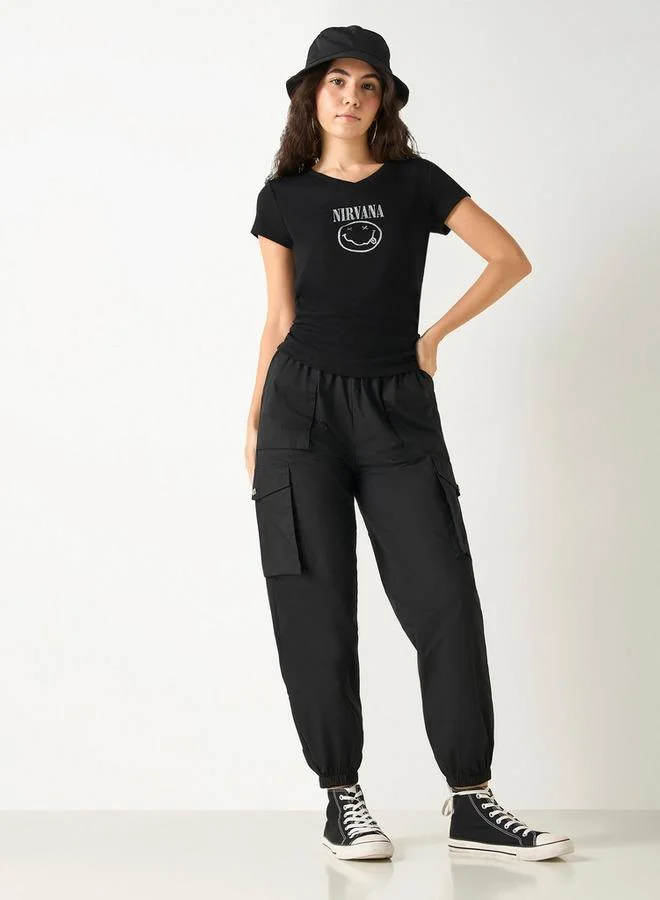 اس بي كاركترز تيشيرت بياقة على شكل حرف  بطبعة نيرفانا وأكمام قصيرة