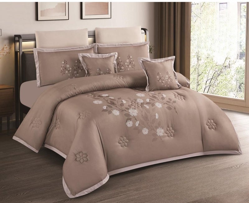 A double bed sheet set of 8 pieces, microfiber, with an elegant design that gives the bedroom a luxurious hotel touch.