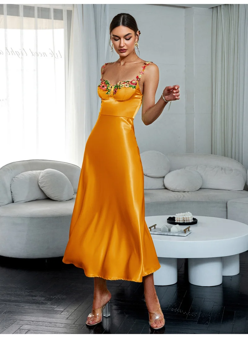 SIMPLEE A golden satin evening gown, elegant and suitable for formal occasions