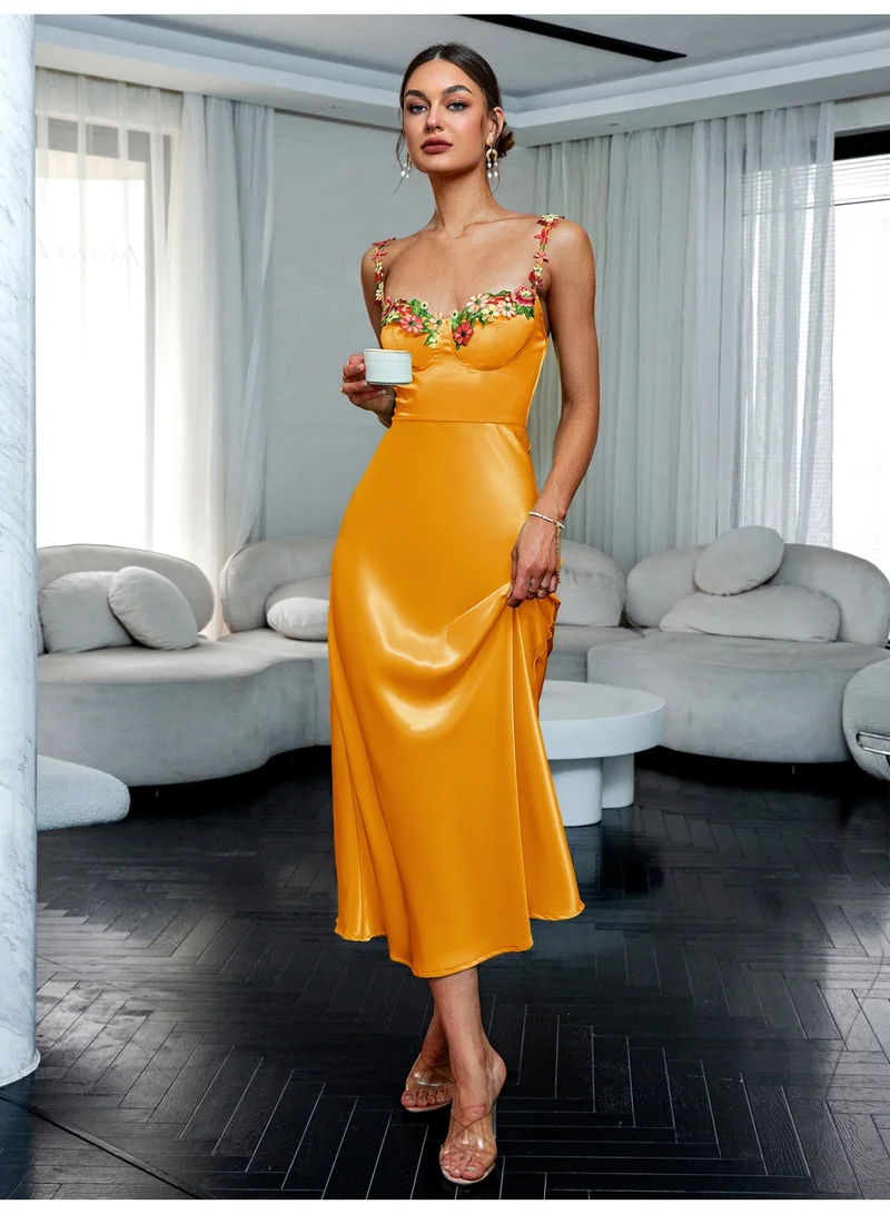 SIMPLEE A golden satin evening gown, elegant and suitable for formal occasions