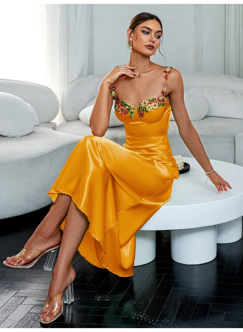 SIMPLEE A golden satin evening gown, elegant and suitable for formal occasions