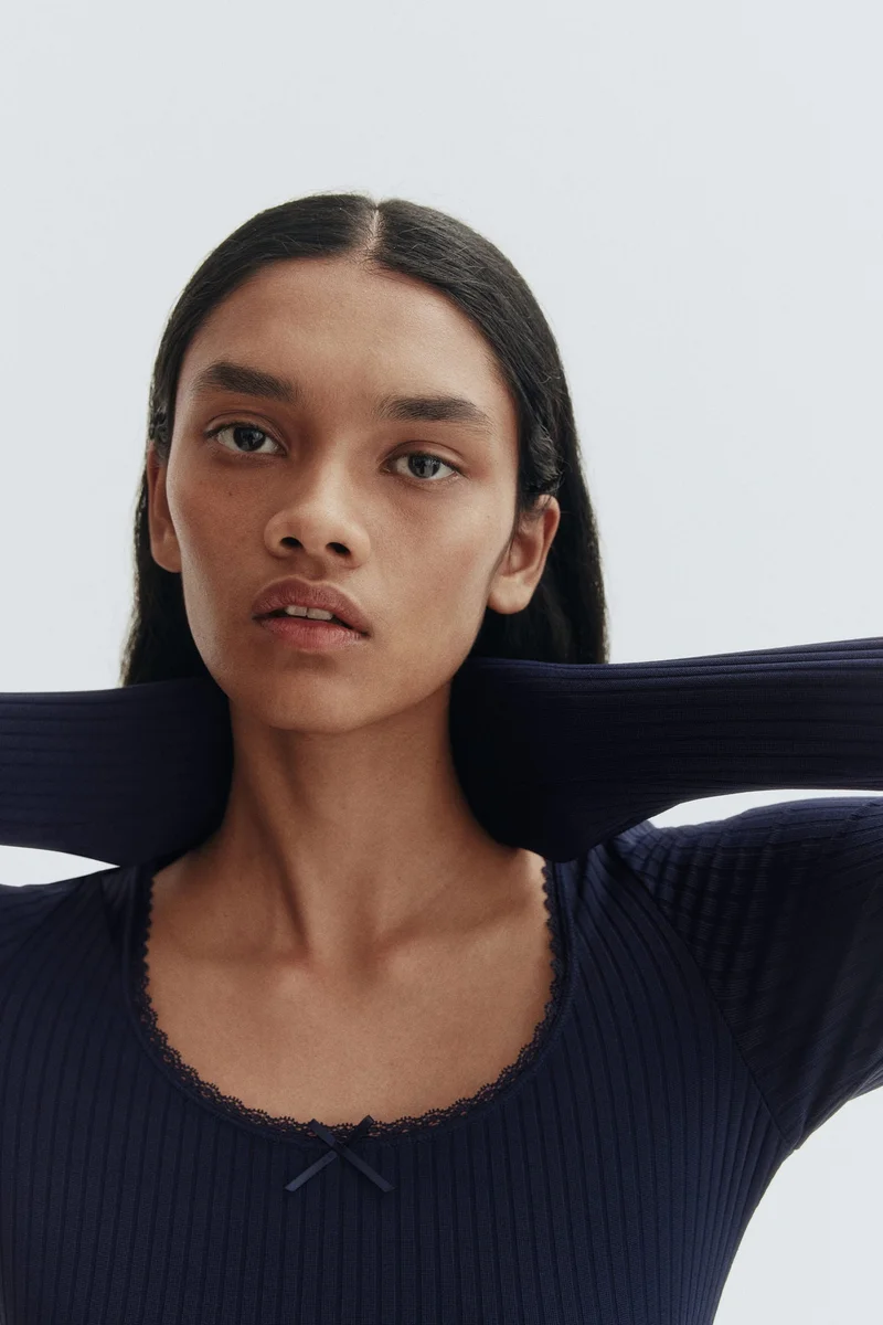 اتش اند ام بلوزة من الجيرسيه المرن