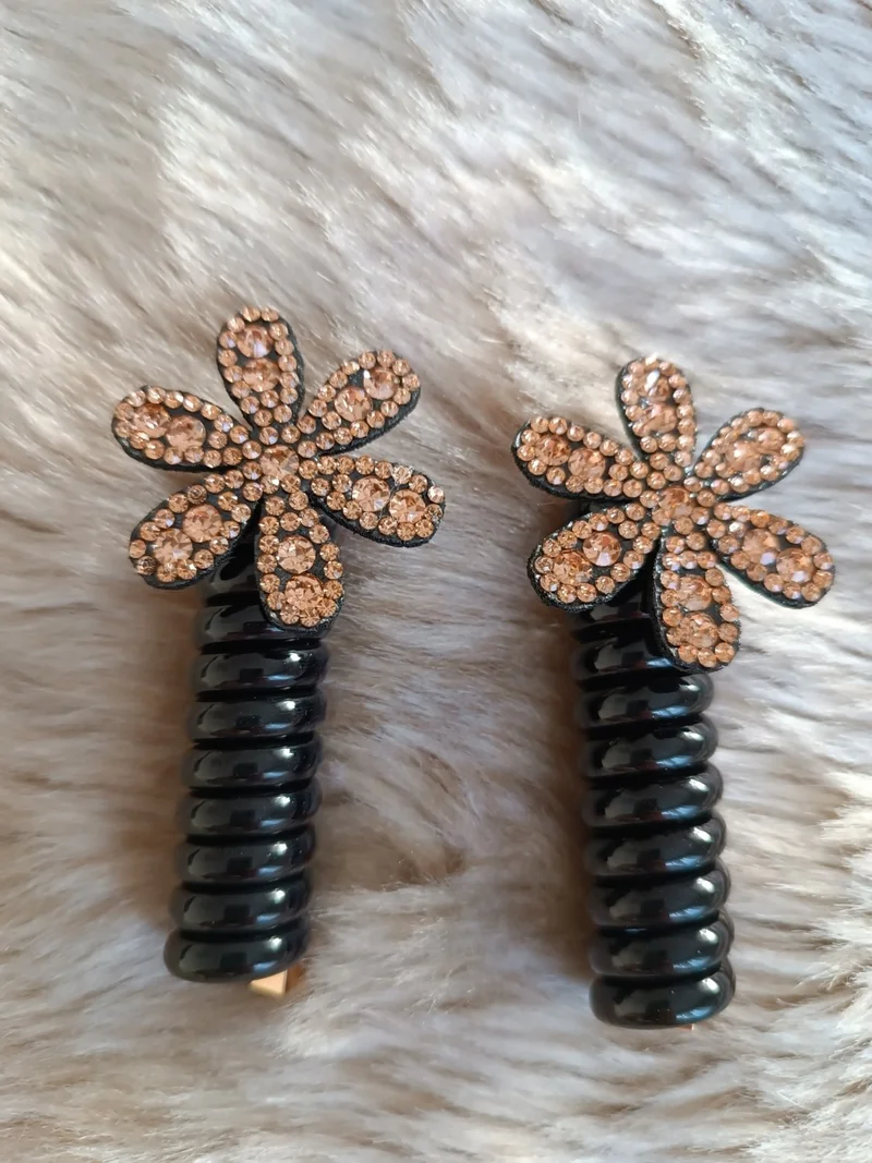 Efna Store Crystal Stone Daisy Model Twist Spring Pasta Buckle (2 Pieces)