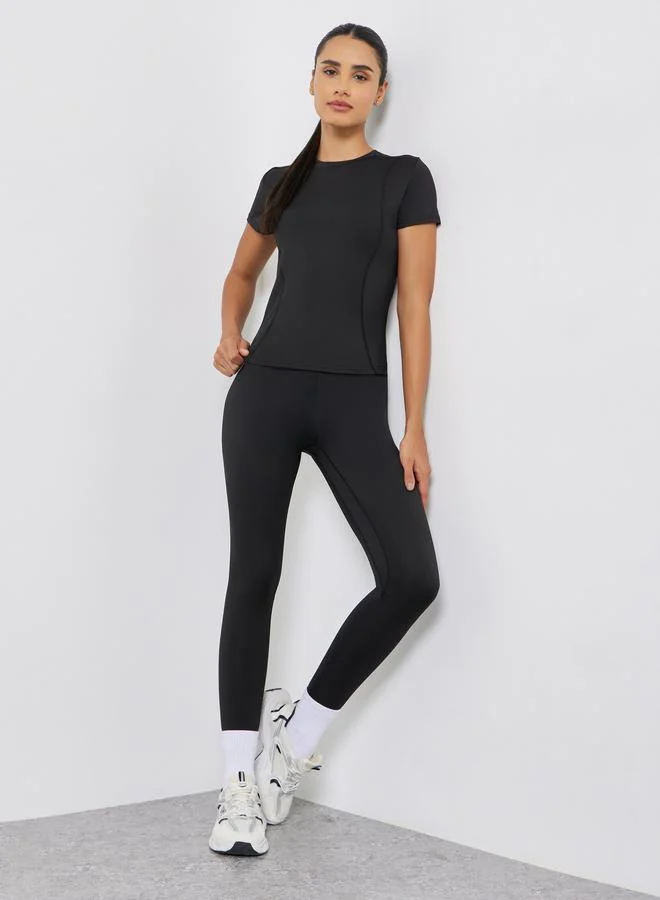 ستايلي اكتيف طقم بلوزة بأكمام قصيرة وتفاصيل خياطة مع ليقنز