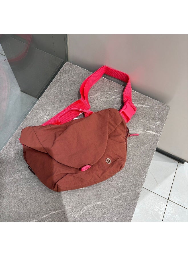 لولوليمون حقيبة كروس بودي مغلقة مغناطيسيًا من لولوليمون بتصميم منحني 3 لترات، حقيبة خصر رياضية غير محددة للجنسين مثالية للياقة البدنية ودراجات الهوائية. - Image 3