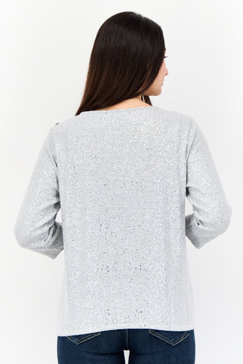 ADRIENNE VITTADINI بلوزة معدنية للنساء بأكمام 3/4 وياقة دائرية، رمادي - Image 3