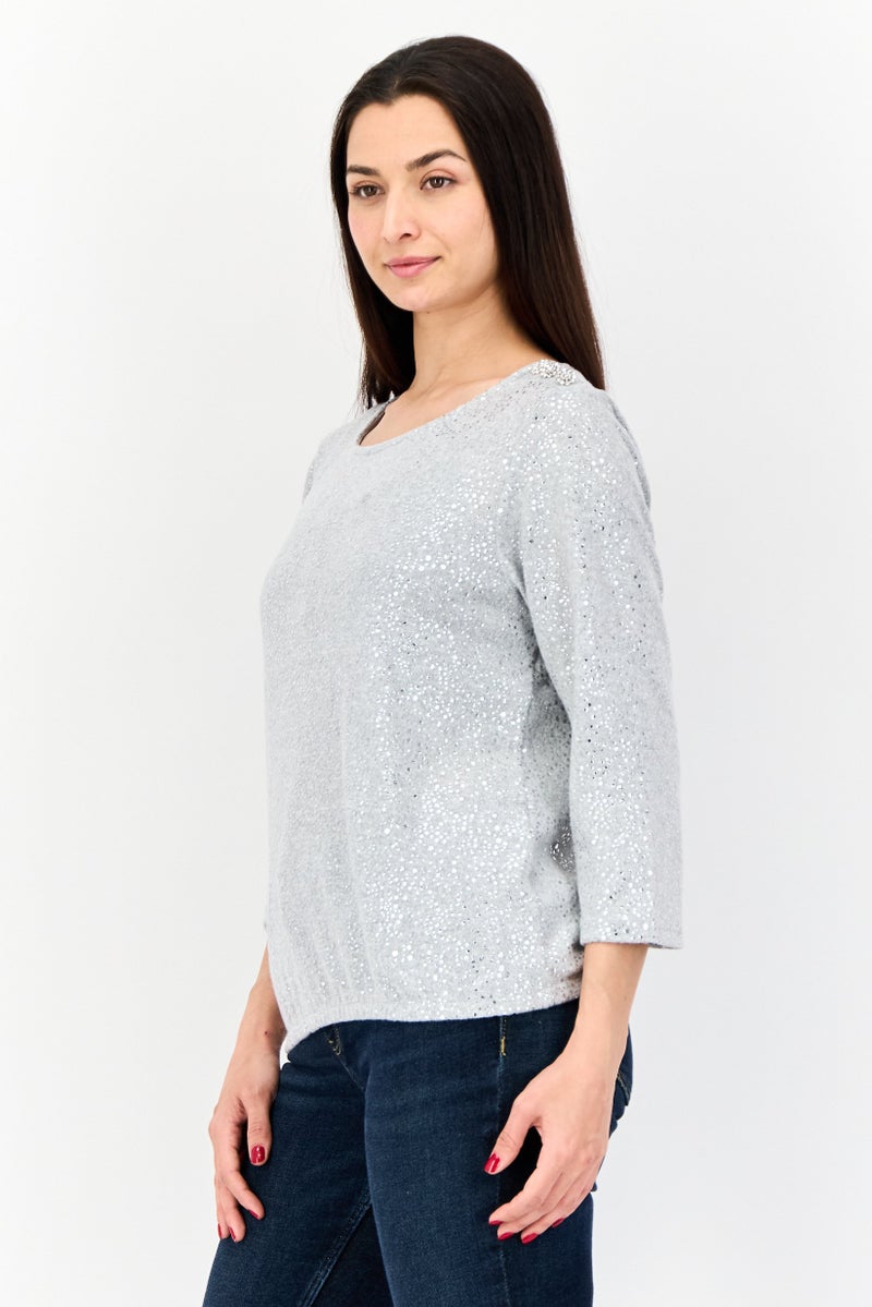 ADRIENNE VITTADINI بلوزة معدنية للنساء بأكمام 3/4 وياقة دائرية، رمادي - Image 2