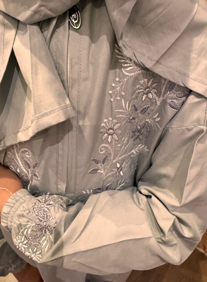 شرشف صلاة فاخر، ناعم ومطرز بلمسات ورود أنيقة، مع حجاب مدمج وتغطية كاملة لمظهر محتشم وراحة مثالية، بمقاس واحد يناسب الجميع - Image 2