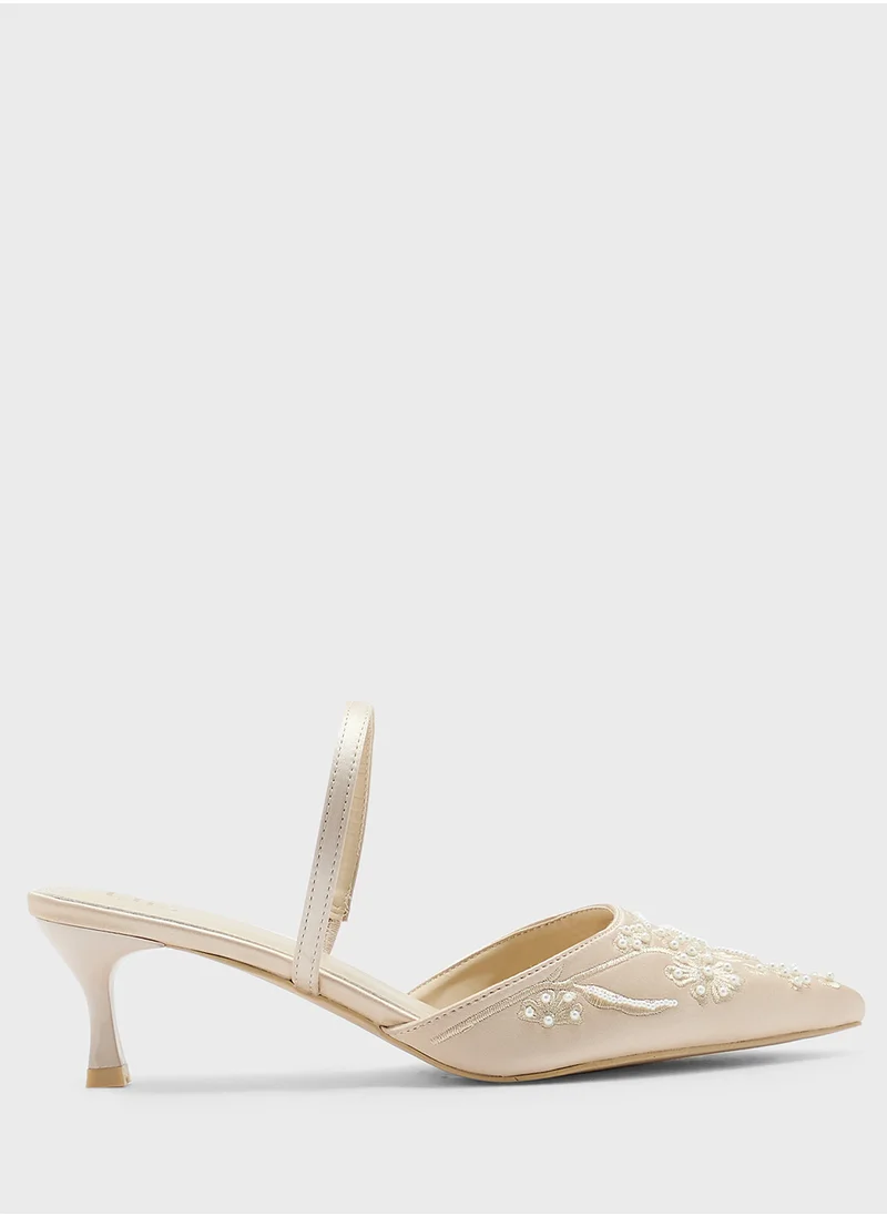 ايلا ليمتد اديشن Floral Embroidered Pearl Detail Pointy Backstrappump