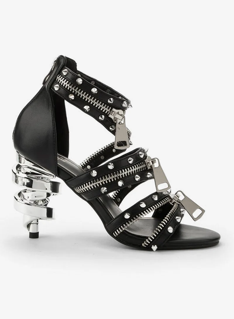 سيليست صنادل نسائية مزينة بمسامير معدنية