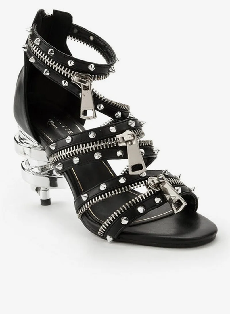 سيليست صنادل نسائية مزينة بمسامير معدنية