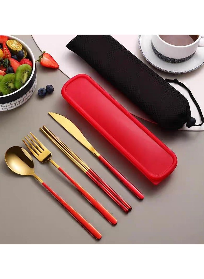 طقم أدوات مائدة ٤ في ١ من الفولاذ المقاوم للصدأ باللونين الأحمر والذهبي: سكين | ملعقة | شوكة | عيدان طعام | مع علبة