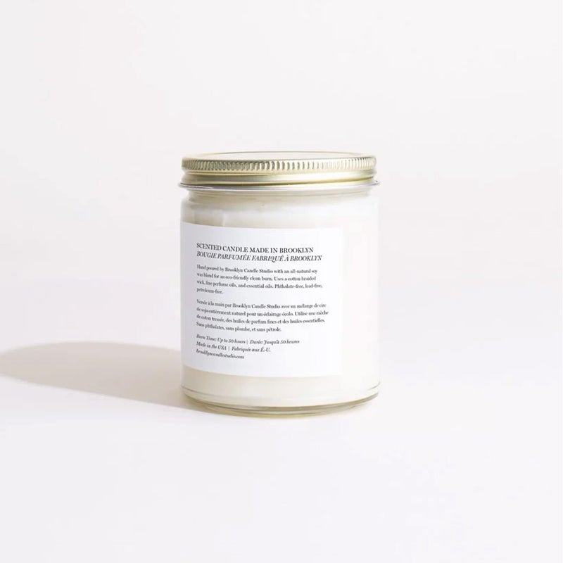 Brooklyn Candle Studio شمعة بركلين كاندل ستوديو سانتال - شمعة معطرة فاخرة، شمع صويا نباتي، مصنوعة يدويًا في الولايات المتحدة، وقت احتراق بطيء لمدة 50 ساعة - 7.5 أونصة - Image 5