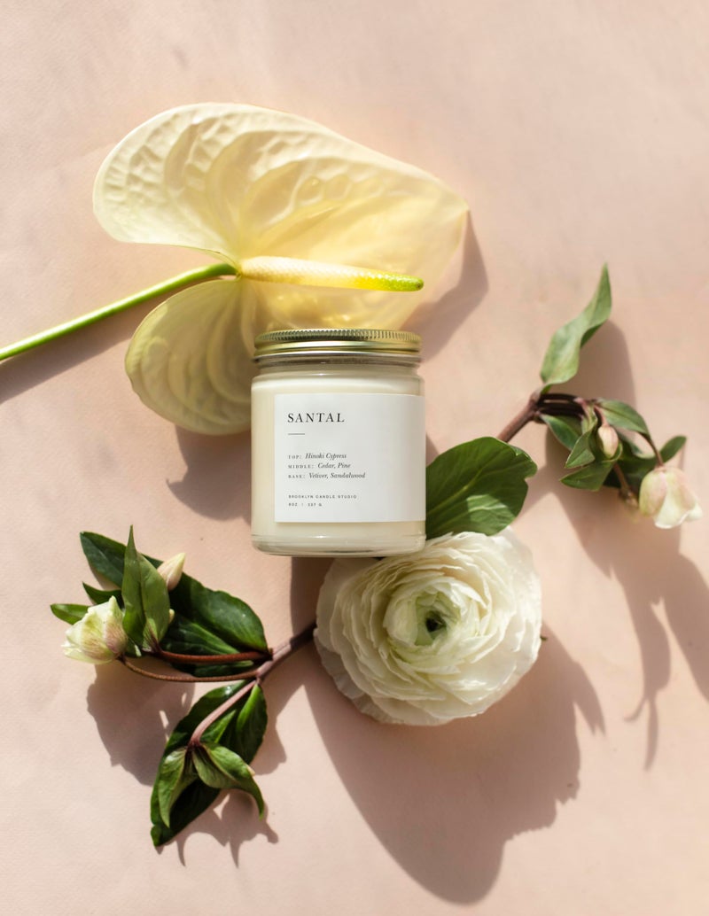 Brooklyn Candle Studio شمعة بركلين كاندل ستوديو سانتال - شمعة معطرة فاخرة، شمع صويا نباتي، مصنوعة يدويًا في الولايات المتحدة، وقت احتراق بطيء لمدة 50 ساعة - 7.5 أونصة - Image 2