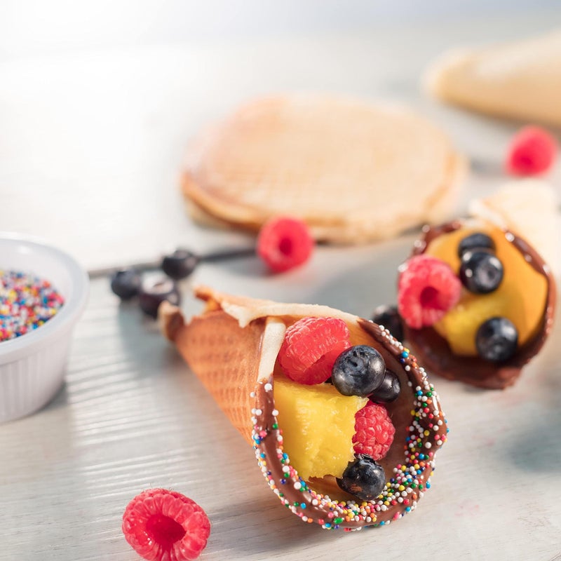 CucinaPro صانع مخروط الآيس كريم الوافل الصغير - اخبز 4 مخاريط صغيرة منزلية في آن واحد، يتضمن أسطوانة تشكيل - اصنع حلويات ممتعة بحجم لقمة للترفيه في حفلات العطلات، المناسبات الخاصة وهدايا المعاملة - Image 5