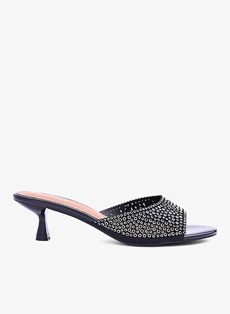 Cuple Elegant heel slippers designed for a chic look.