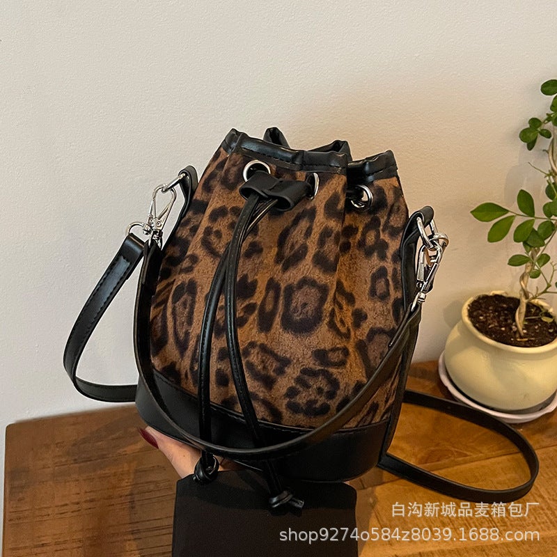 Style Simple Retro Shoulder Handbag Leopard Print Drawstring Fashionable Niche Design Crossbody Underarm Bucket Bag - Image 3