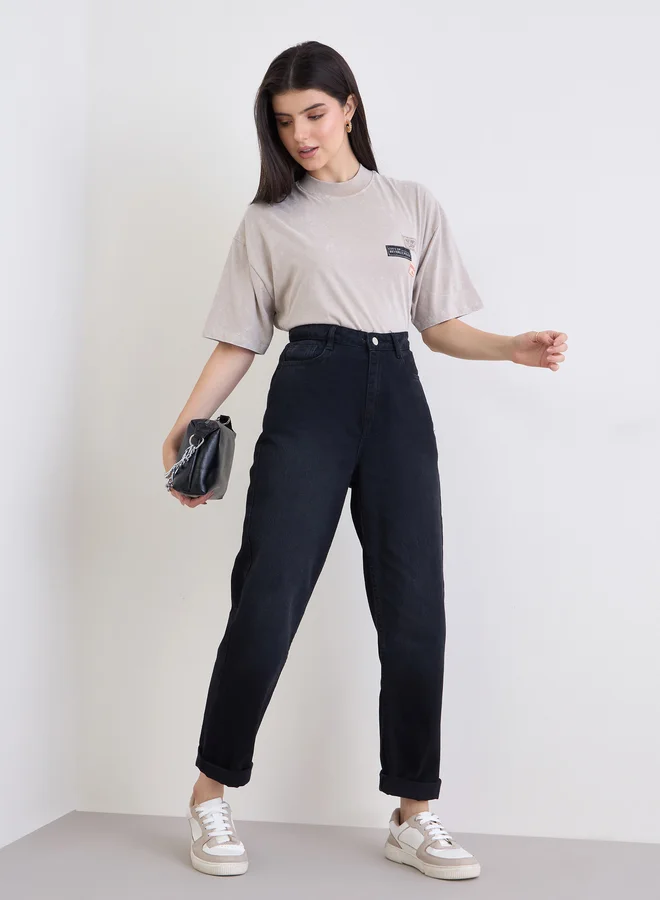 ستايلي تيشيرت واسع بتفاصيل مشطوفة ومزين بشارة