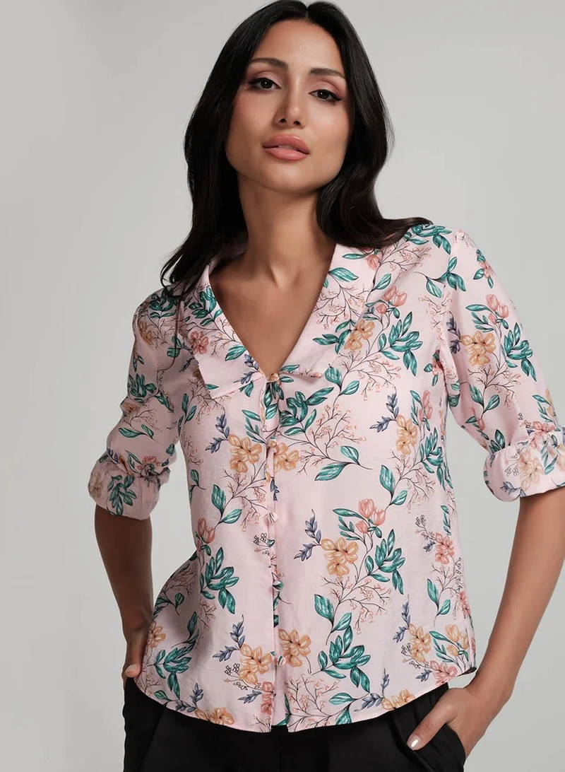 زجزاج بلوزة وردية مطبوعة بياقة على شكل حرف