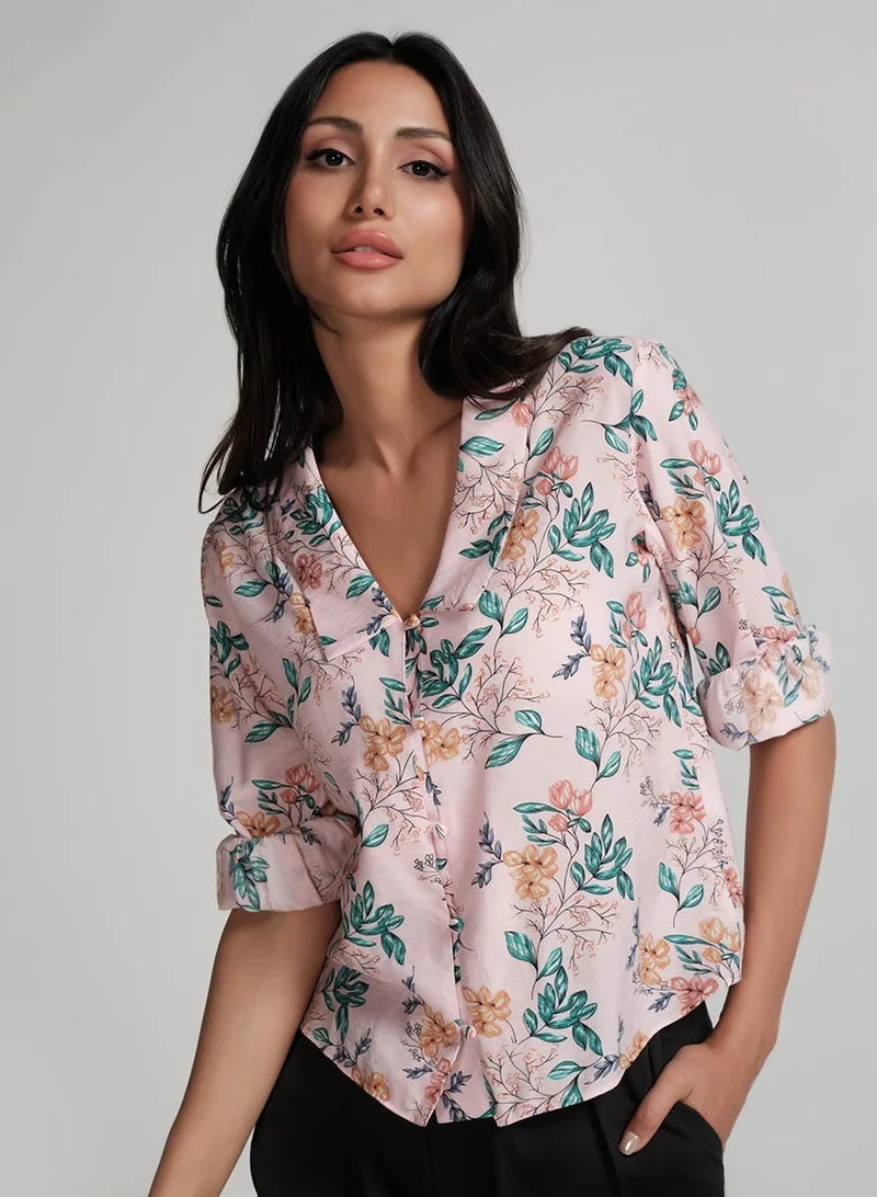 زجزاج بلوزة وردية مطبوعة بياقة على شكل حرف