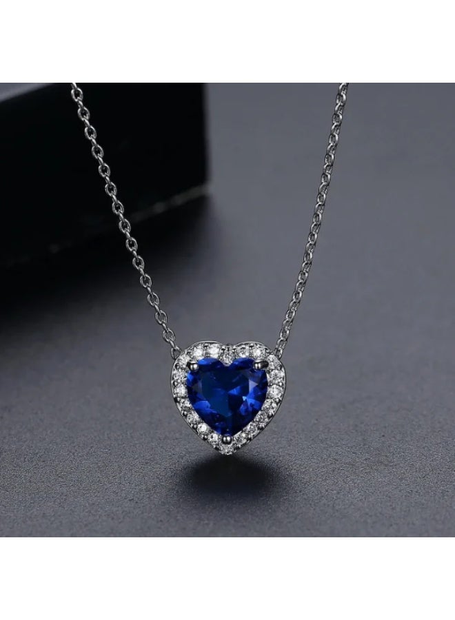 دورا قلادة على شكل قلب من الفضة والروديوم والماس الأزرق - Image 2