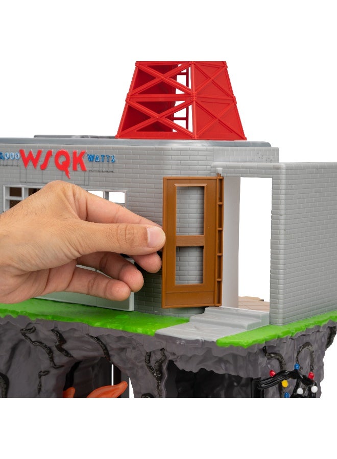 Stranger Things The Squawk Headquarters Playset with Character Figure 3.5-Inches - Robin | Netflix Series | Action Figure | imaginative Play | Character Figure Gift for Kids and Collectors - Image 4