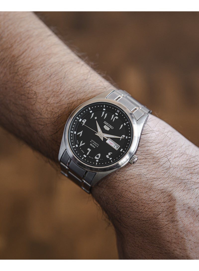Seiko ساعة يد أوتوماتيكية تناظرية للرجال Seiko 5 SNKP21J1، 42 مم، قرص أسود، علبة وسوار من الفولاذ المقاوم للصدأ، مقاومة للماء حتى 50م - Image 2