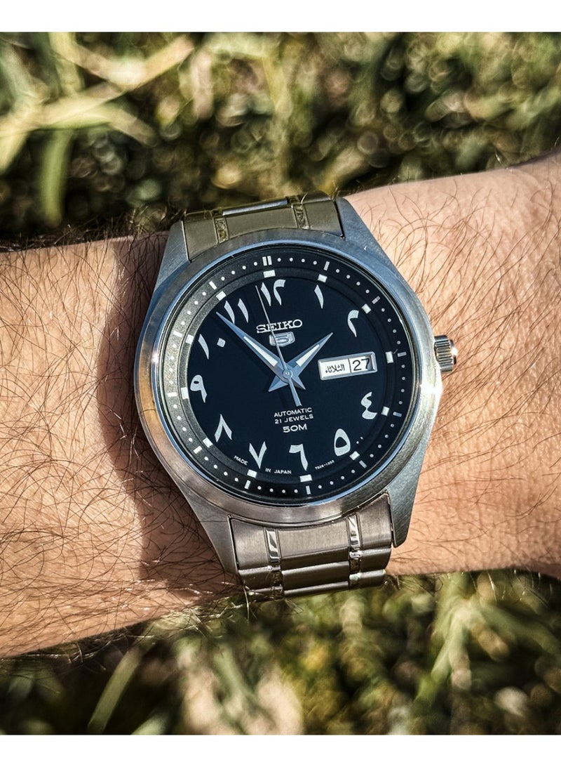 Seiko ساعة يد أوتوماتيكية تناظرية للرجال Seiko 5 SNKP21J1، 42 مم، قرص أسود، علبة وسوار من الفولاذ المقاوم للصدأ، مقاومة للماء حتى 50م - Image 3