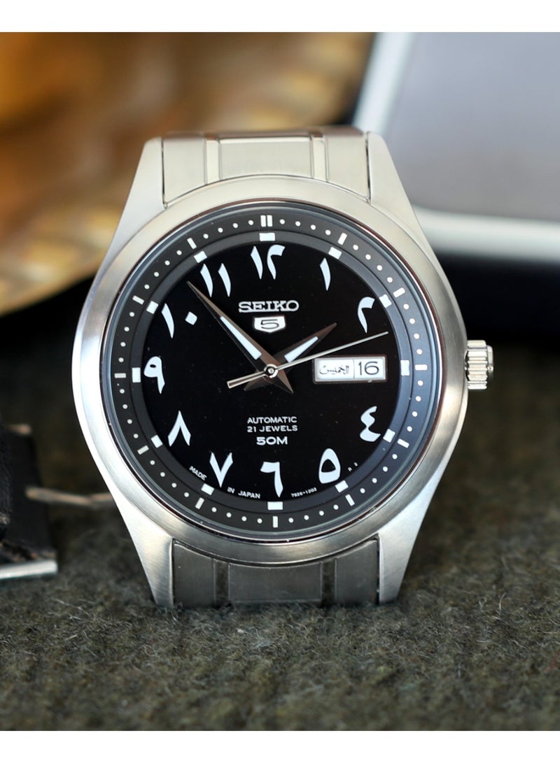 Seiko ساعة يد أوتوماتيكية تناظرية للرجال Seiko 5 SNKP21J1، 42 مم، قرص أسود، علبة وسوار من الفولاذ المقاوم للصدأ، مقاومة للماء حتى 50م - Image 4