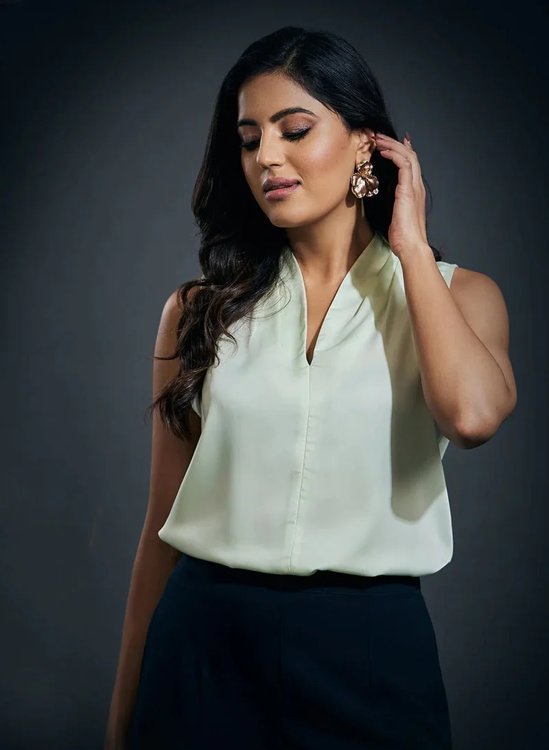 زجزاج بلوزة ساتان بدون أكمام بياقة على شكل حرف  - أخضر فاتح